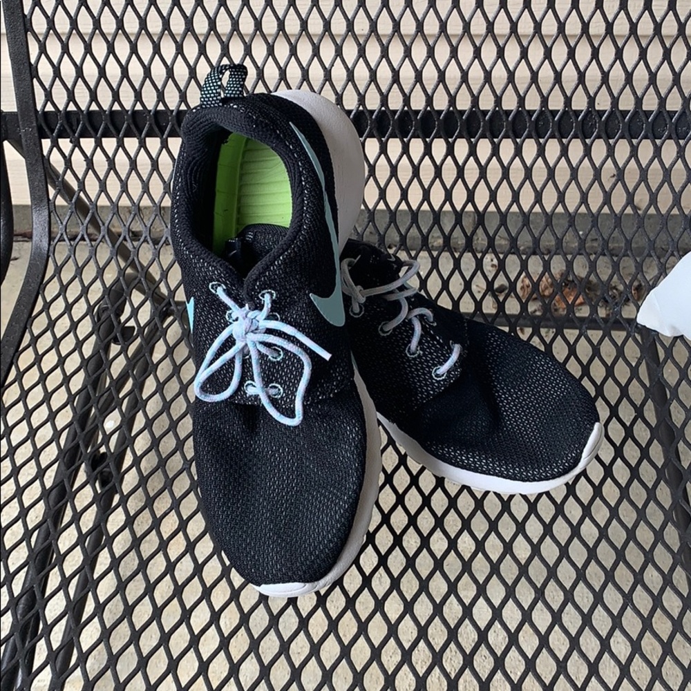 Woman’s Nike Roche size 8.5